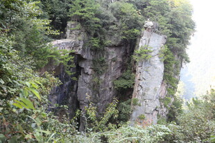 山间嶙峋怪石与繁茂植被