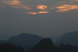 黄昏山峦间的绚烂霞光