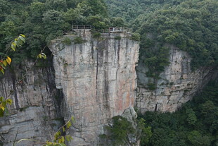 壮观险峻的高山悬崖景观