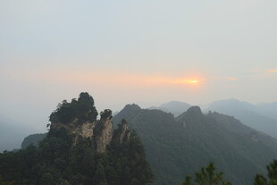 日出时分的壮丽山峦景色