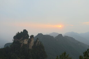 日出时分的壮丽山峦景色