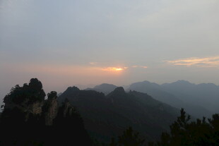 黄昏下的山峦美景