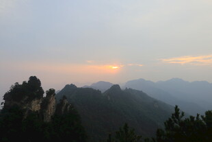 日出时分的壮丽山峦景色