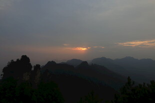 黄昏下的山峦美景