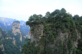 奇峰峻岭 绿意盎然的山景