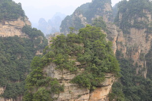 奇峰耸立的壮美自然景观