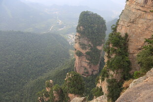 奇峰屹立于山林间