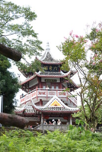 中式古亭隐于葱郁林间