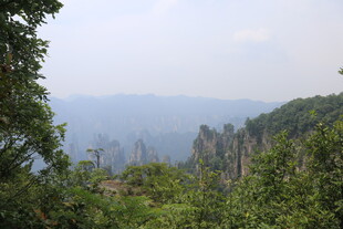 山林间的壮丽奇峰景观