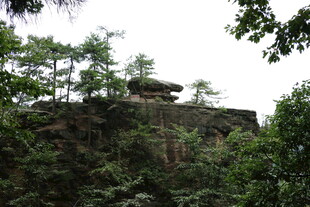 山林间的奇特岩石景观