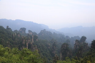 山林间的壮丽自然景观