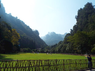 山间美景 一人漫步赏风光
