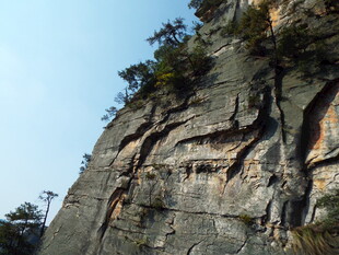 陡峭岩壁上的自然纹理