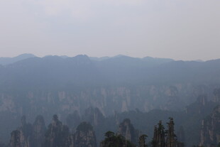 云雾缭绕的壮丽山峦景观