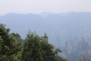 山林间的朦胧远山景色