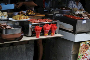 街头美味小吃摊位展示