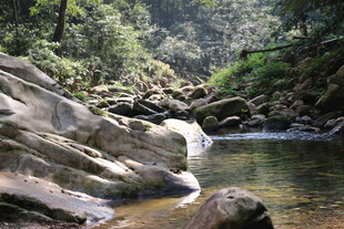 山间溪流与嶙峋岩石