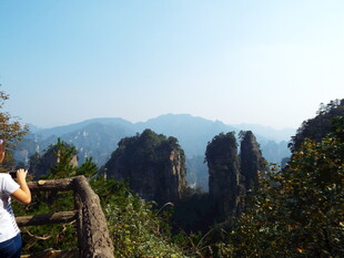 游客赏奇峰美景