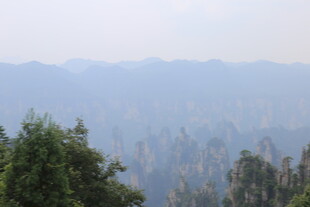 山林叠嶂远景图