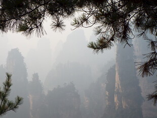 云雾缭绕的壮丽山峰景观