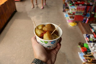 手持美味丸子小吃