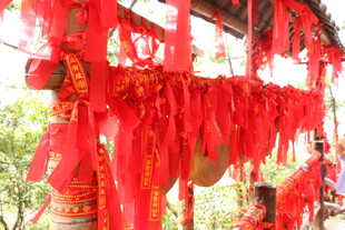 祈福红绸挂满祈福亭