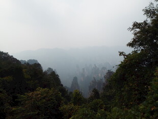 云雾缭绕的壮丽山峦景色