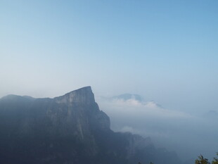 云雾缭绕的巍峨山峰