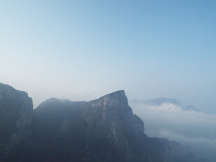 云雾缭绕的巍峨山峰
