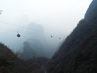 山间索道穿行于朦胧群山