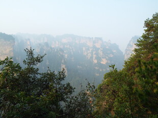 山林间的壮丽山峦景色