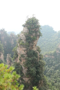 奇峰耸立的壮美自然景观