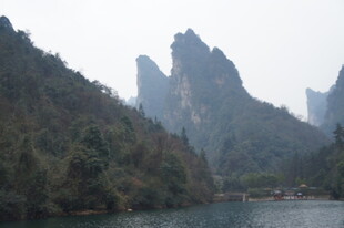 山水相依的秀丽自然景观