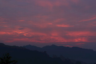 晚霞映照下的连绵山峦