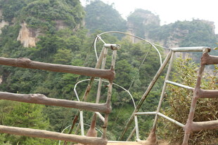 山间铁索栈道景观