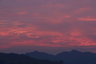 壮丽晚霞映山峦