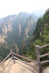 山间栈道赏壮丽山景