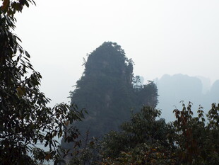云雾缭绕的奇特山峰