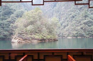 窗景中的山水绿意