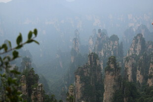 云雾缭绕的壮观奇峰异石