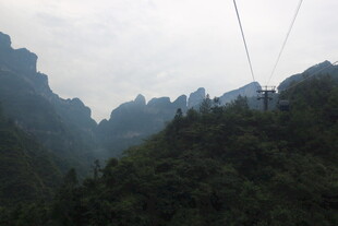 山间缆车穿行壮丽山峦