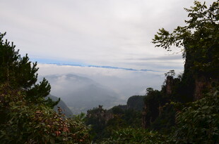 山间云海缭绕的壮美景色