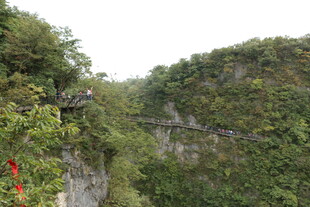 山间悬崖栈道景观