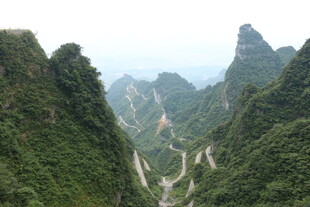 壮丽山峦间蜿蜒公路景观