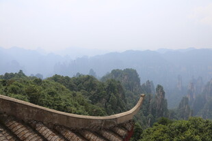 俯瞰山间古建筑与壮丽峰林