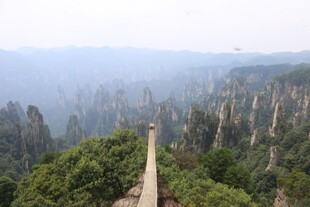 张家界奇峰栈道壮丽景观