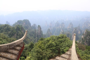 俯瞰张家界奇峰古建筑