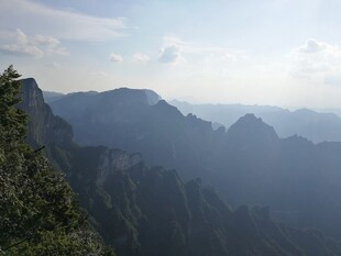 壮丽山景 云雾缭绕的峰峦