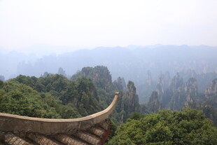 中式屋檐下的山林景致