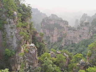 奇峰林立的山林景观